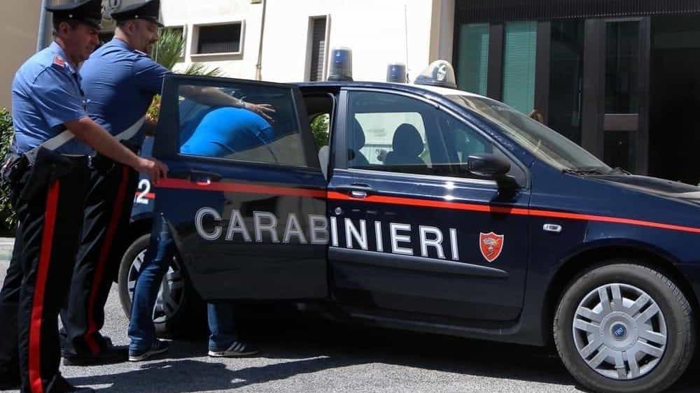 Minaccia due giovani con una spranga per farsi dare le sigarette: arrestato