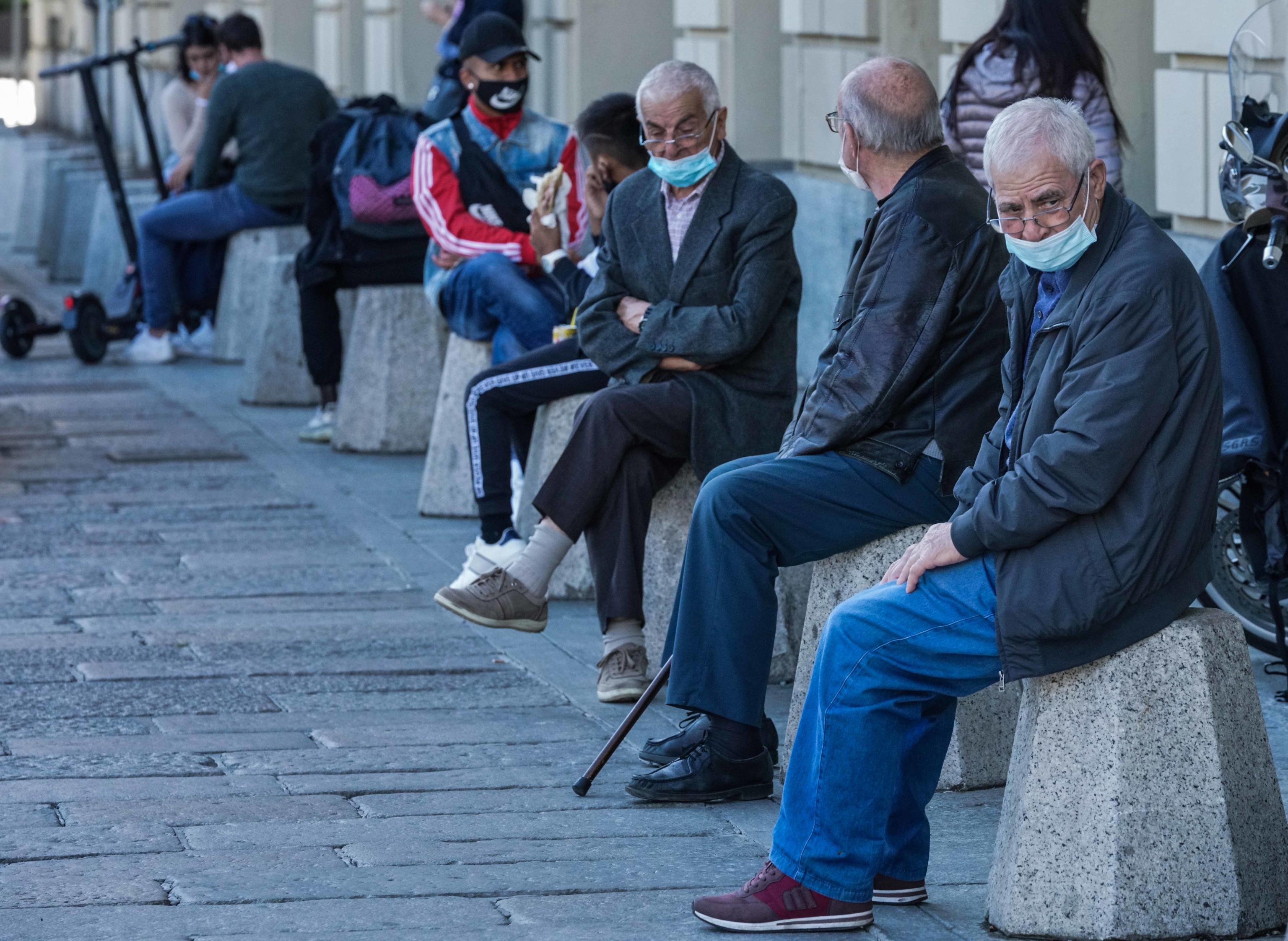 Con la zona gialla ritornerebbe obbligatorio l'uso della mascherina anche all'aperto