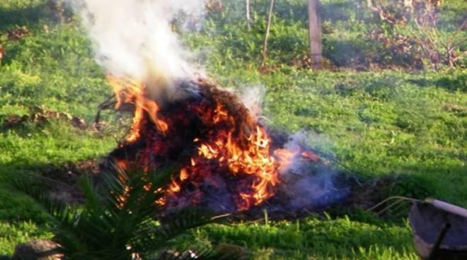 Dà fuoco a un cumulo di sterpaglie usando due bottiglie esplosive, 31enne denunciato