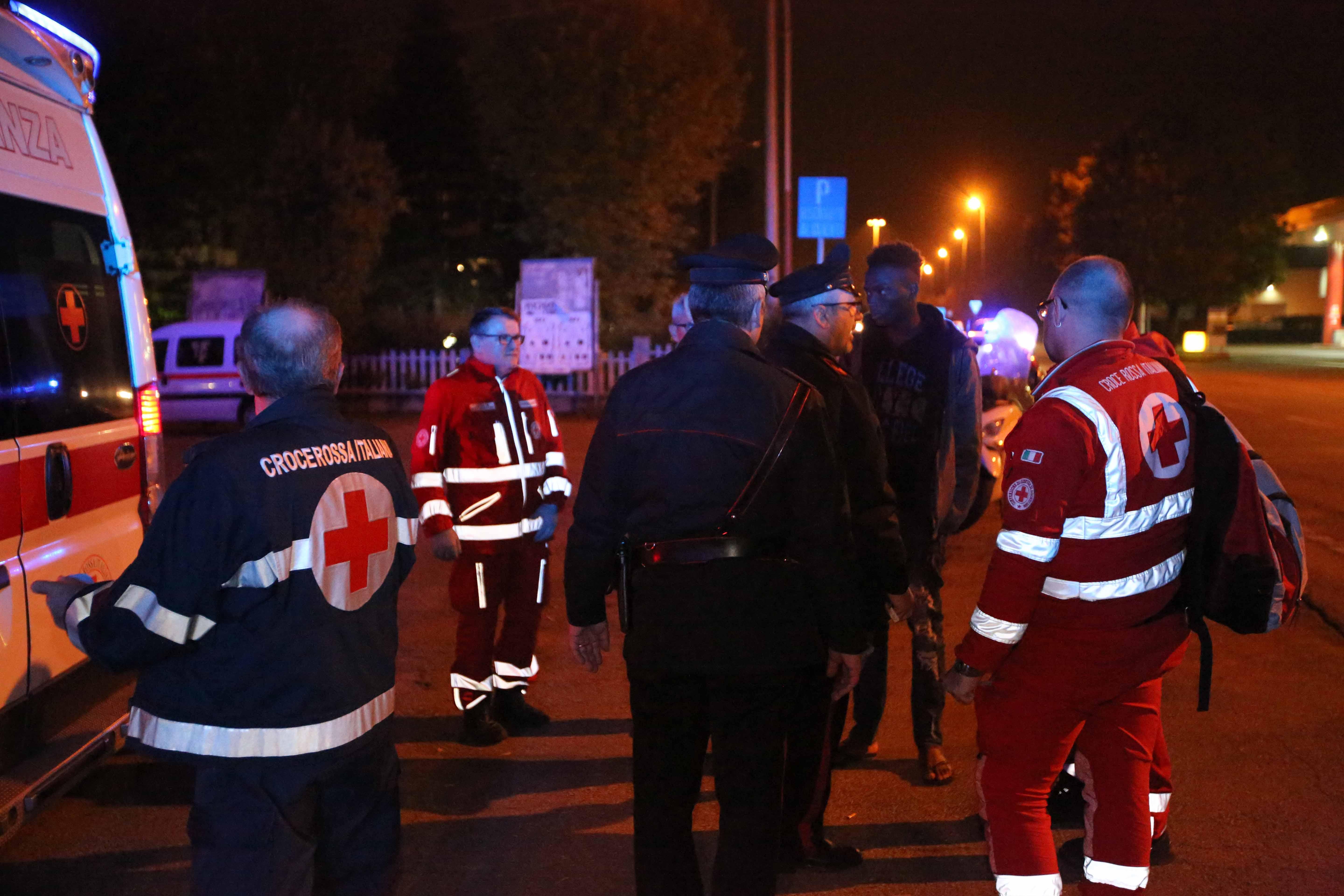Carabnieri e personale dell'ambulanza durante un intervento a Bagnolo