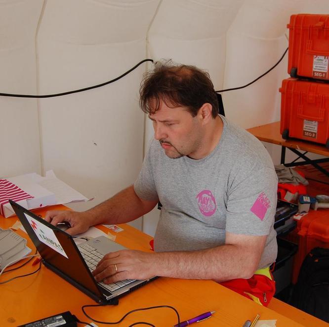 Samuele Puccinelli durante il suo lavoro di volontario della Pubblica assistenza di Pisa