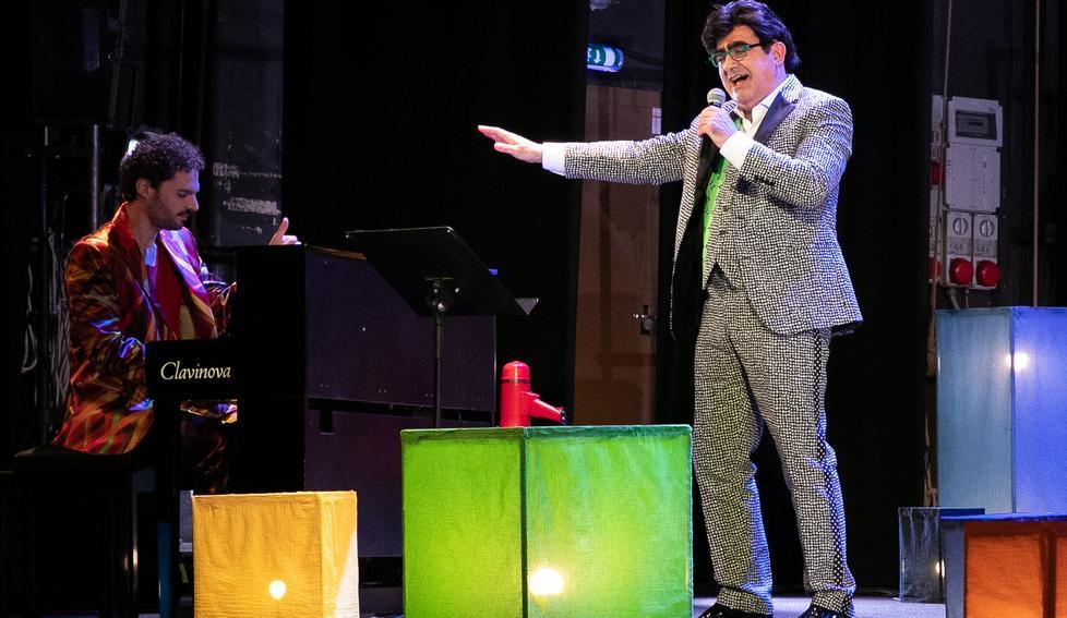 Modena, Elio canta l’umanità di Jannacci: «Un talento che raccontava gli ultimi» 