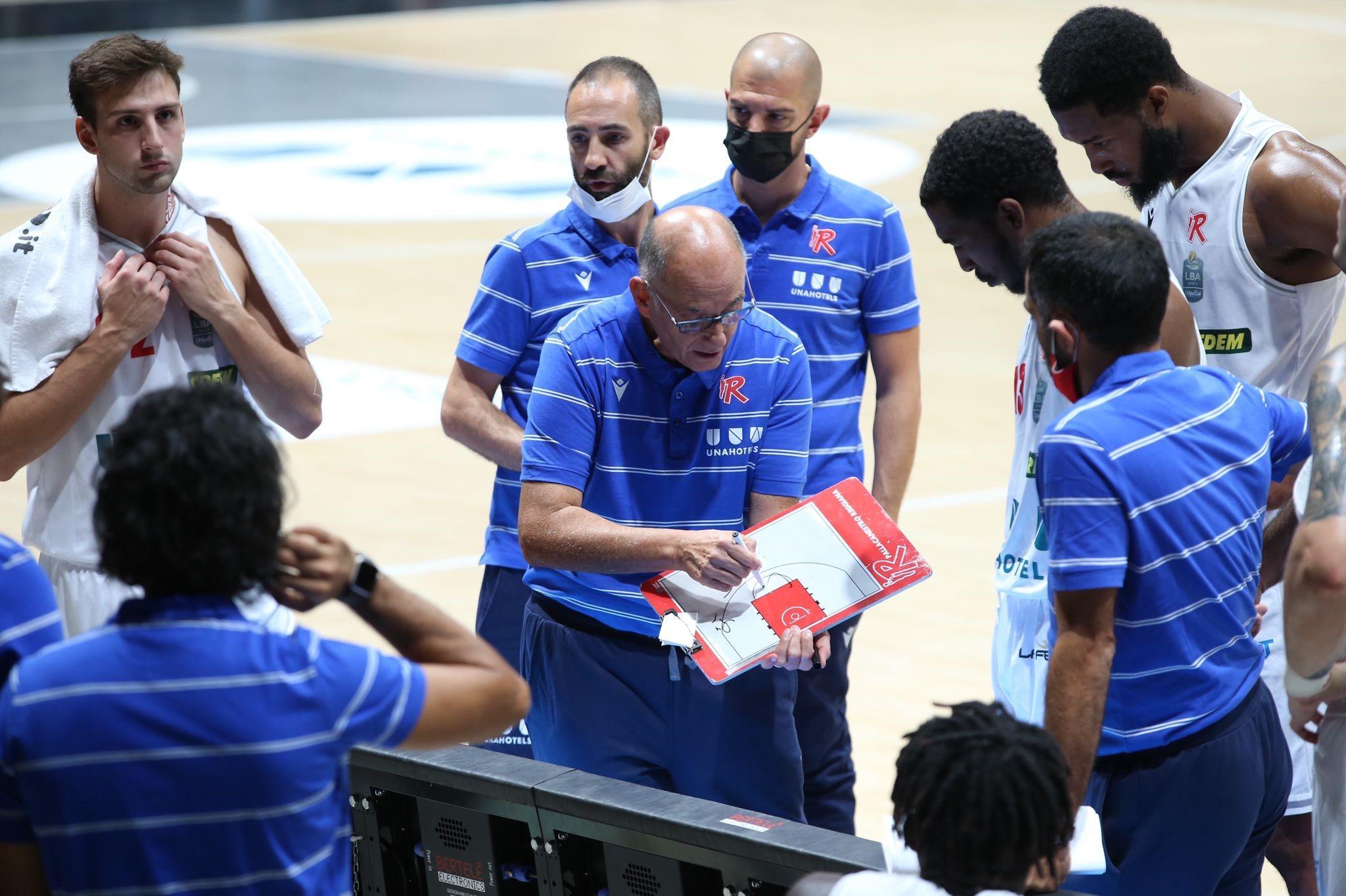 Il tecnico biancorosso Attilio Caja durante un time out