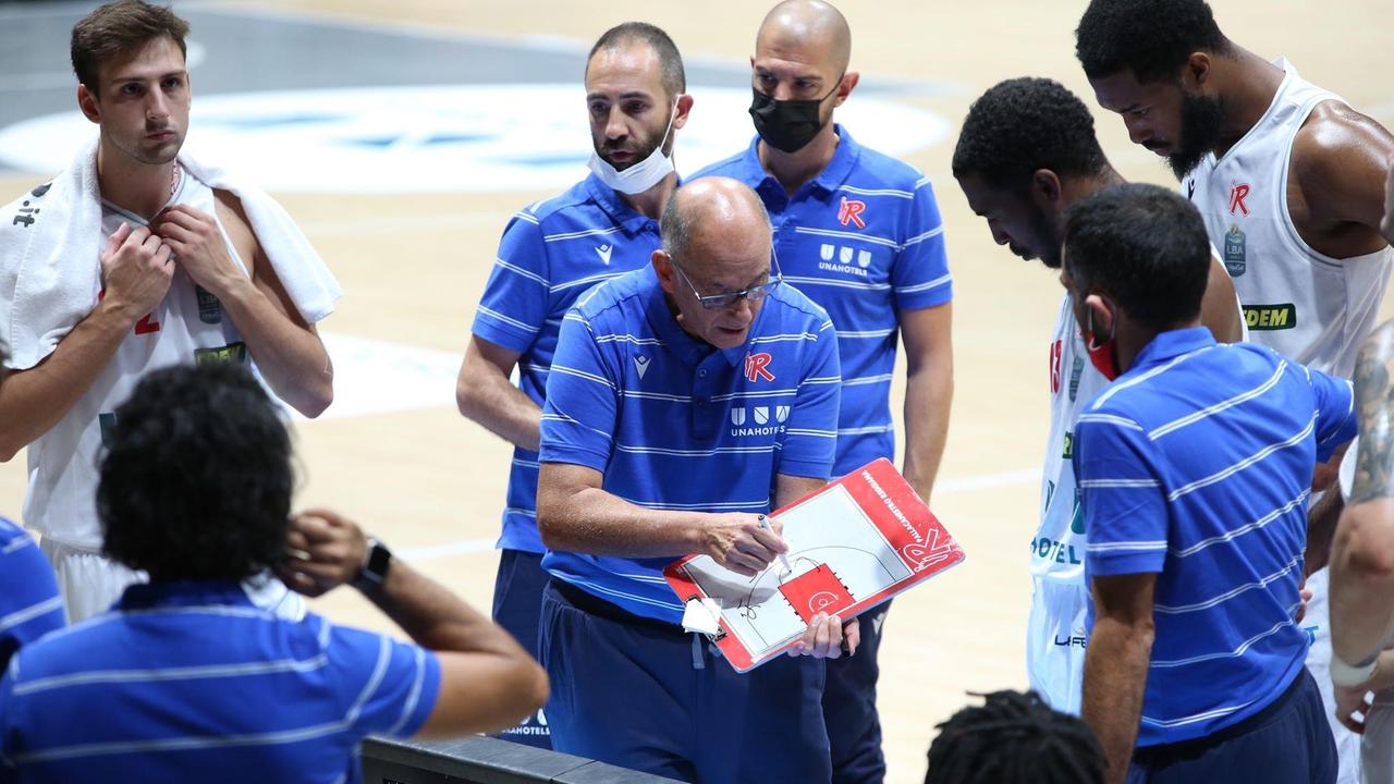 Il tecnico biancorosso Attilio Caja durante un time out