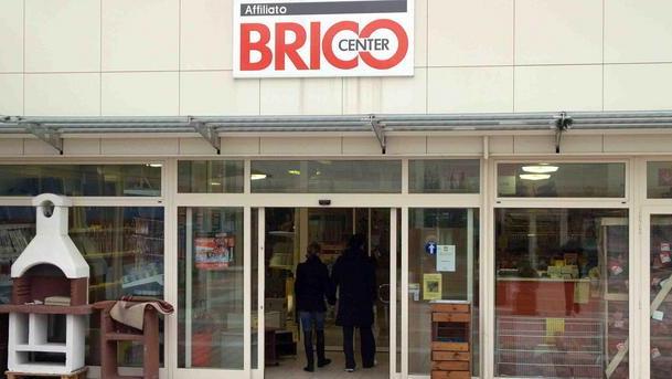 Va con la figlioletta al Brico e tenta di rubare un rubinetto