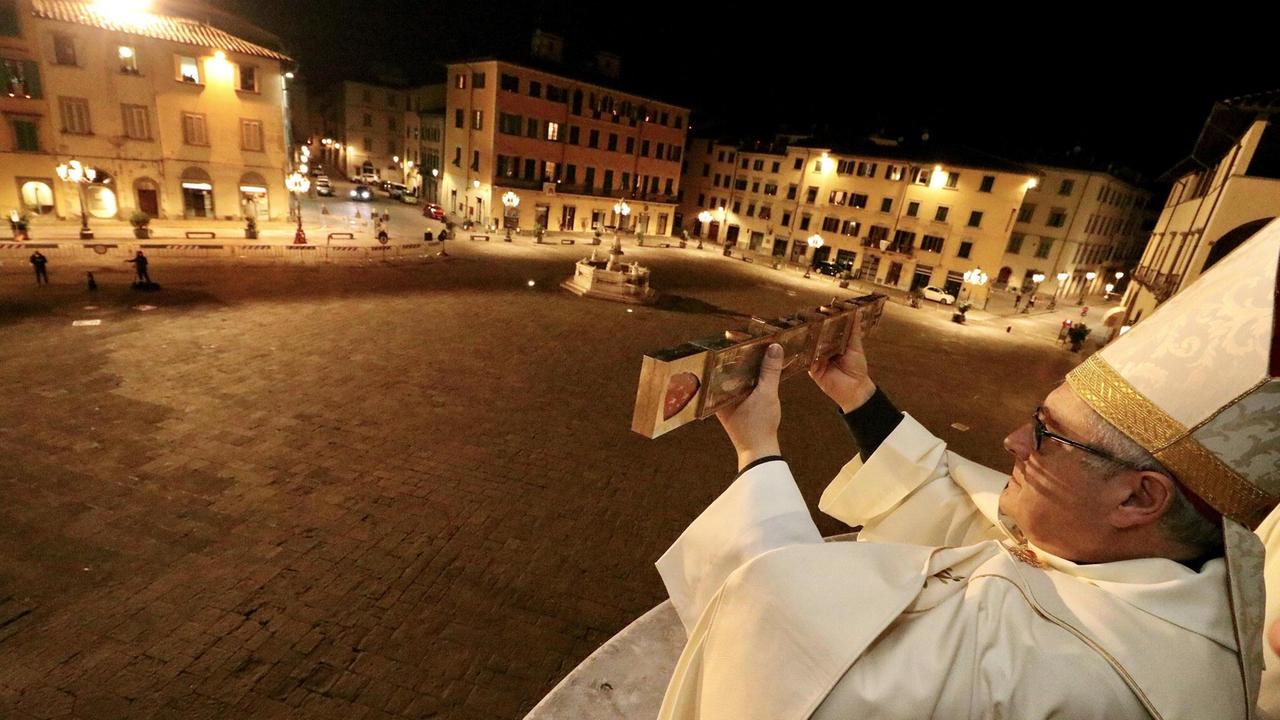 19 marzo 2020: l'Ostensione della Sacra Cintola davanti a piazza Duomo deserta