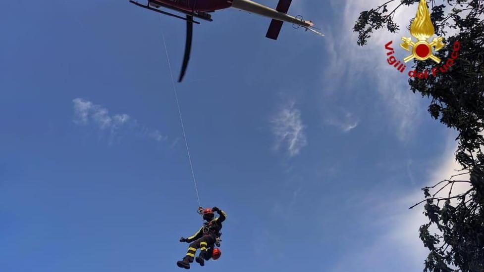Turista ferita e soccorsa dai pompieri in elicottero