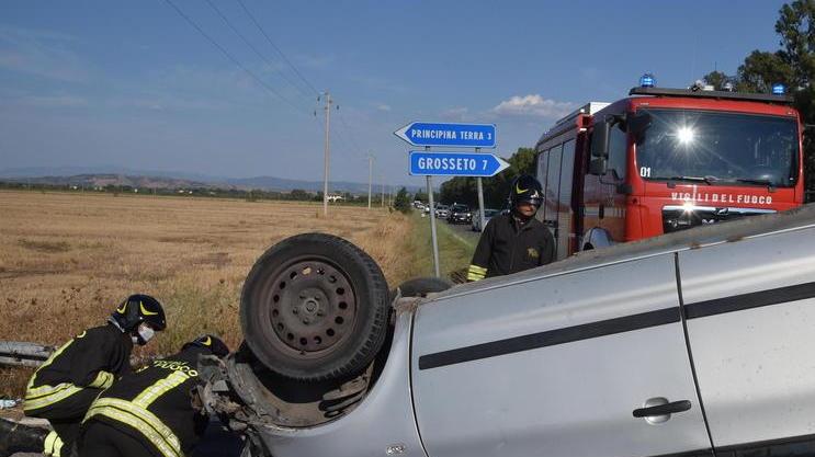 Auto si ribalta all’incrocio ma i due occupanti si allontanano di corsa