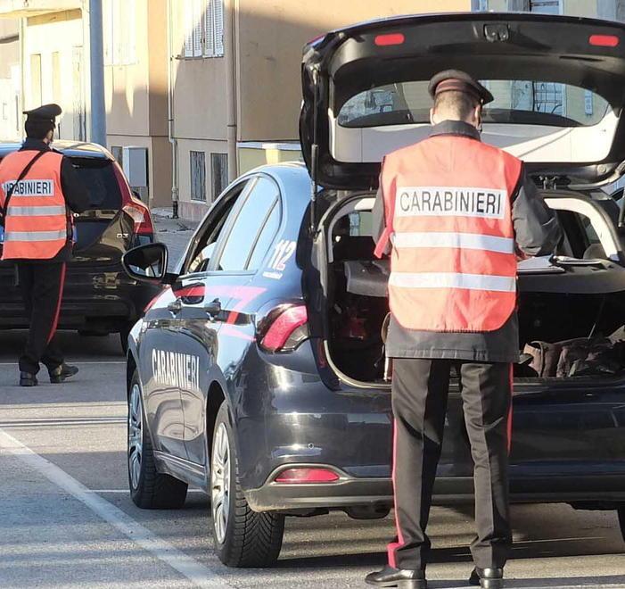 Scassinano 500 parcheggiata ma i carabinieri li arrestano
