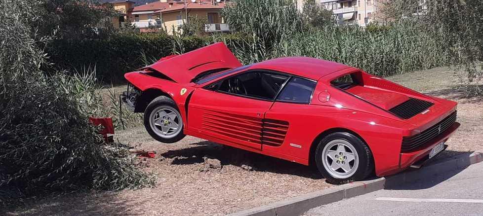 Distrugge la Ferrari durante un video per il web