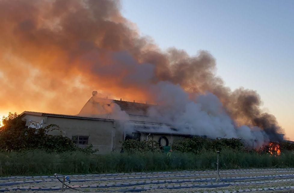 A fuoco trattore e capannone agricolo