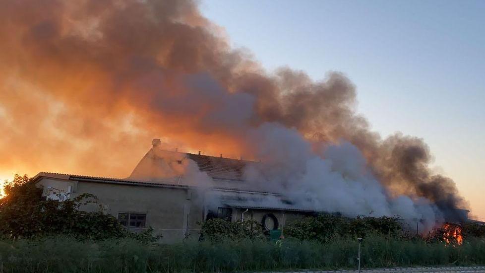 A fuoco trattore e capannone agricolo
