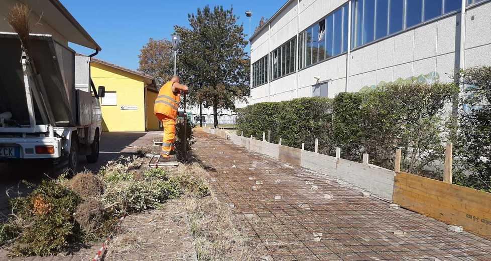 Rampa per Pedibus e pensilina per bici La primaria punta sulla mobilità slow 