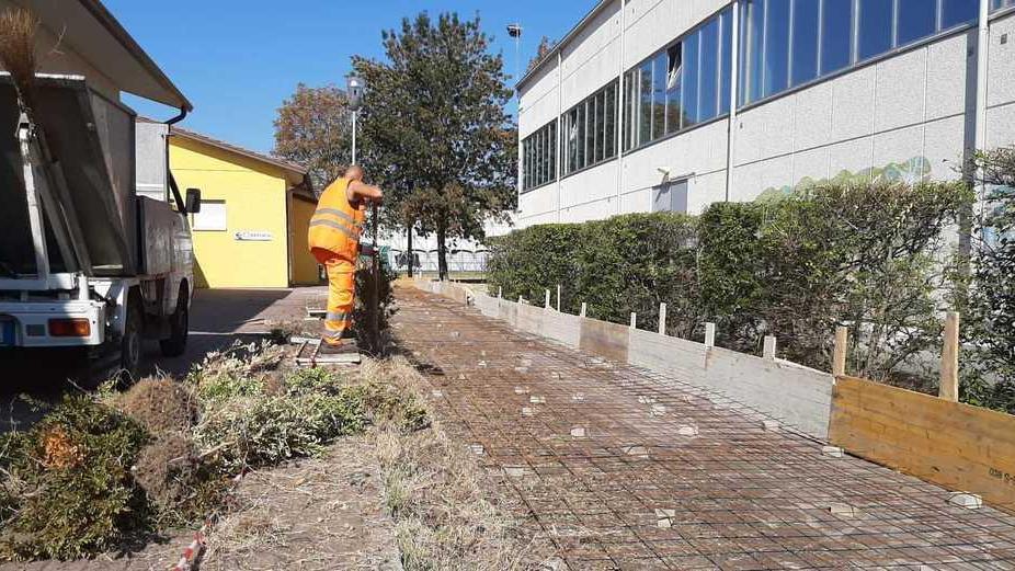 Rampa per Pedibus e pensilina per bici La primaria punta sulla mobilità slow