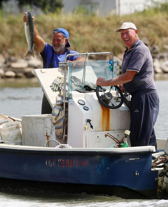 I pescatori gettano le reti Stop al fermo, si torna in mare 