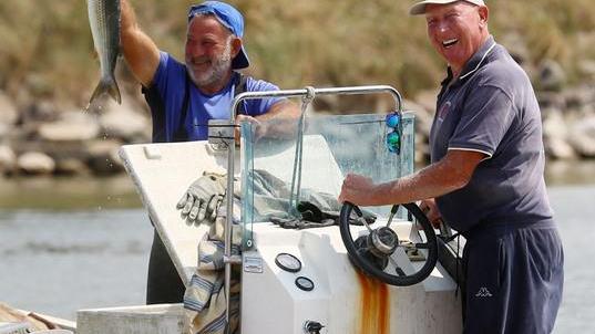 I pescatori gettano le reti Stop al fermo, si torna in mare