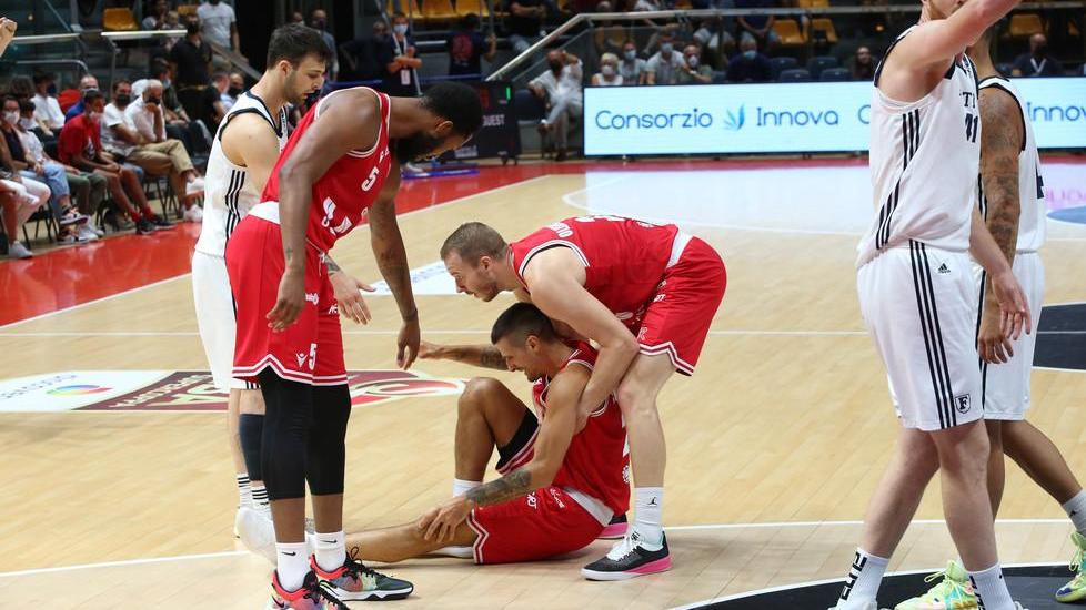 Trauma alla gamba nel derby Cinciarini fuori due settimane