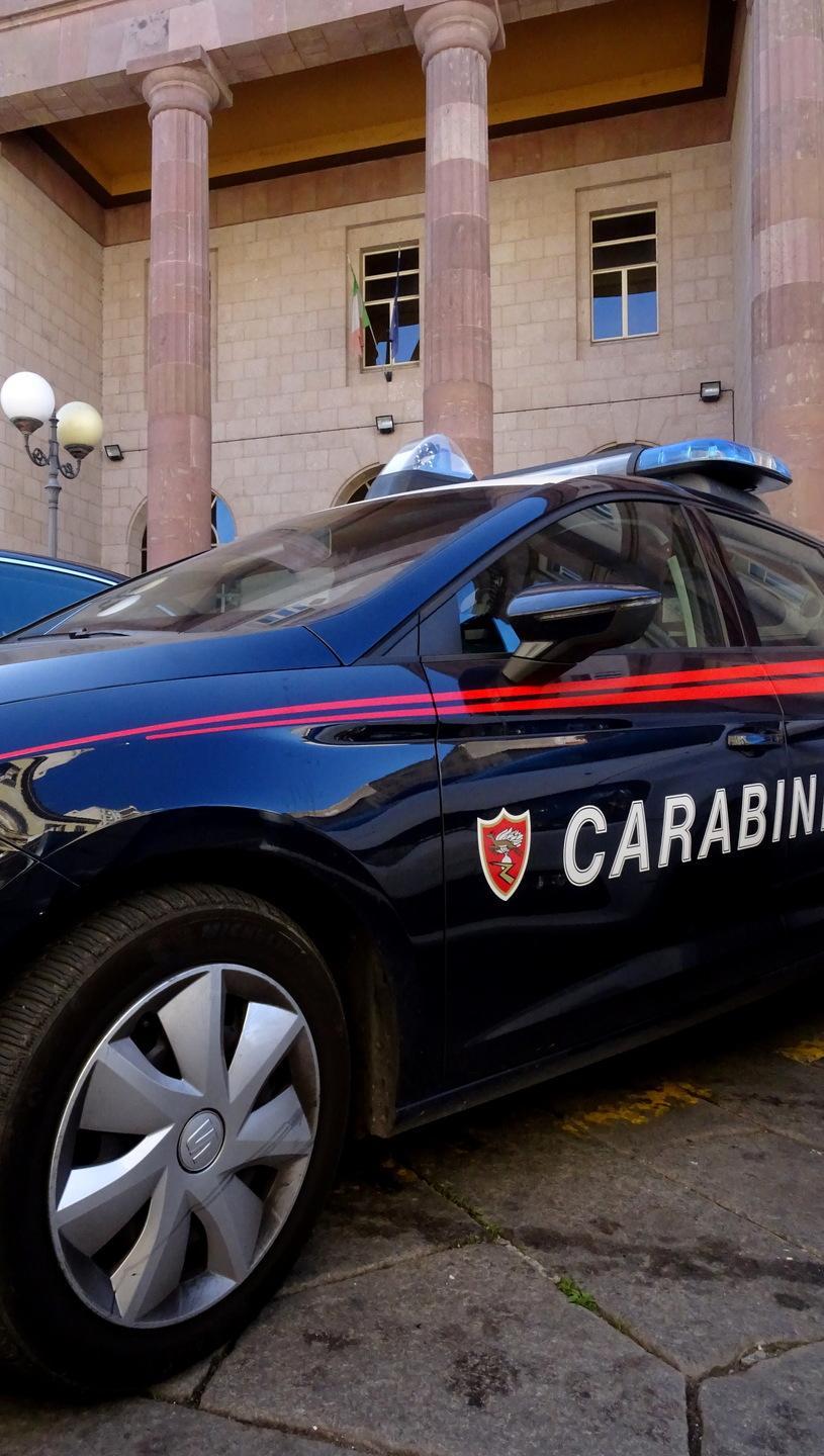 Sassari, con la Panda passa con il rosso e poi sperona i carabinieri 