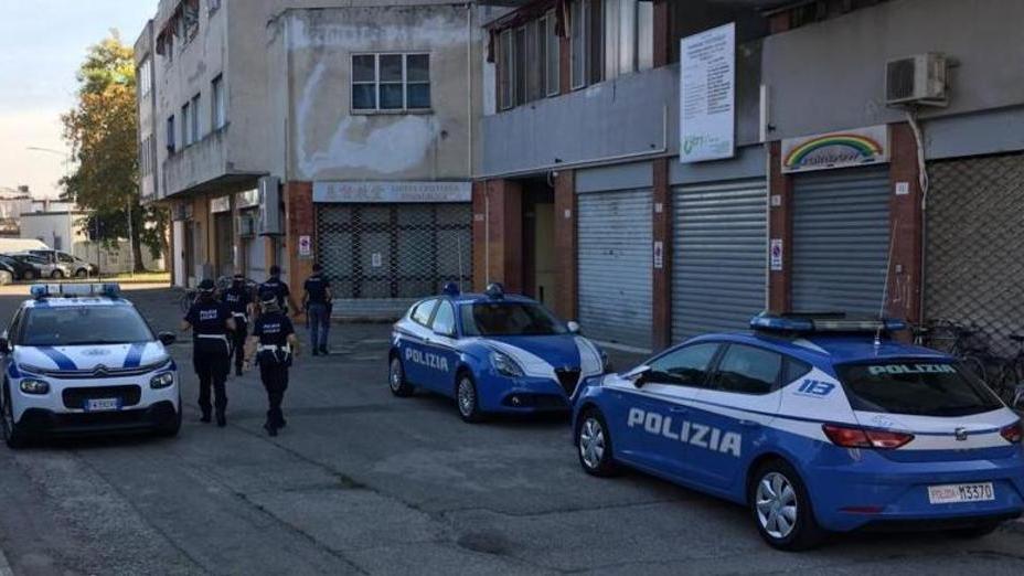 Caccia in zona stazione alla banda delle rapine, quattro colpi in un mese