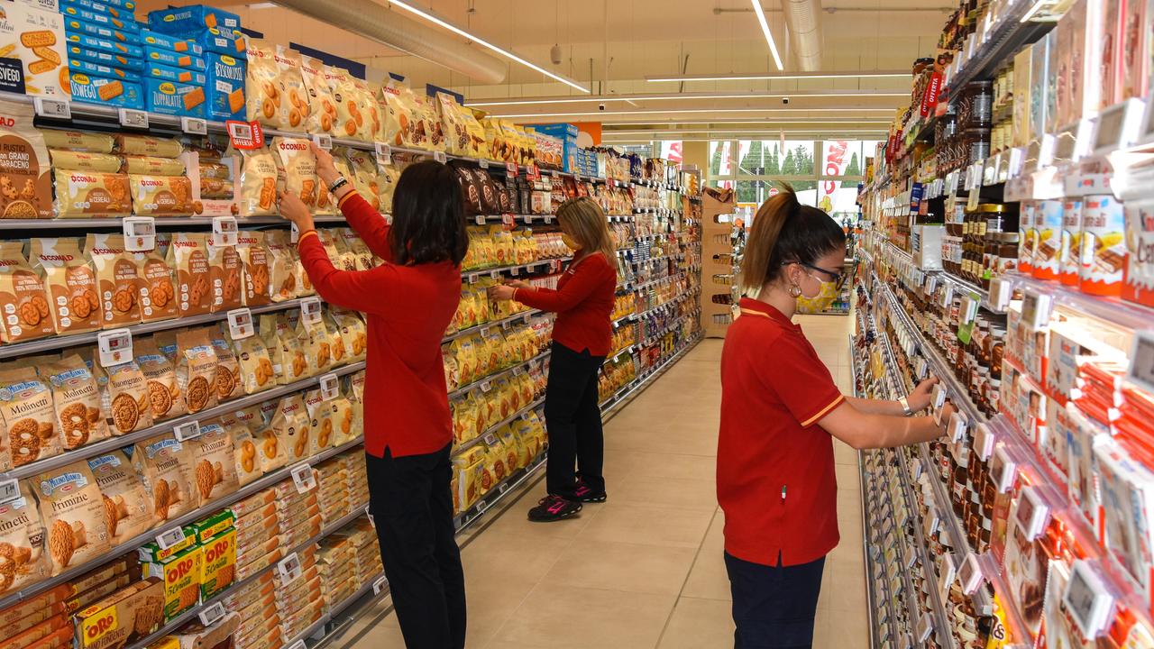 Addette alle vendite in un supermercato Conad