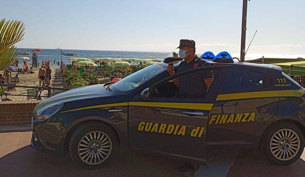 Lavoratori in nero, chiusa una pizzeria a Follonica: il titolare paga i contributi e poi li assume 