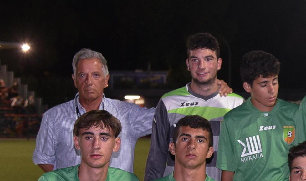 Mister Luciano Frati abbraccia Manuel Cusi nella prima partita del Passalacqua, il 30 agosto