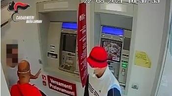 le immagini di videosorveglianza all’interno della banca di Marina dove un uomo è stato preso a pugni da uno dei due rapinatori