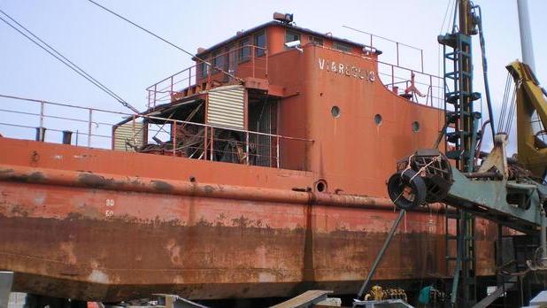 Tenta furto di rame sulla draga ma l’imbarcazione va a fuoco: attimi di paura dentro il porto