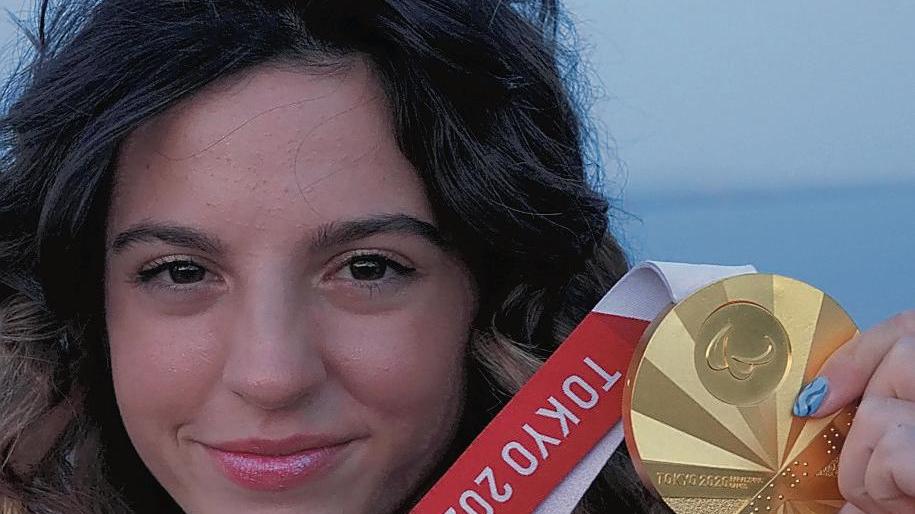 Ambra Sabatini (foto Enzo Russo) la campionessa mostra l’oro olimpico vinto con il gruppo sportivo delle Fiamme gialle