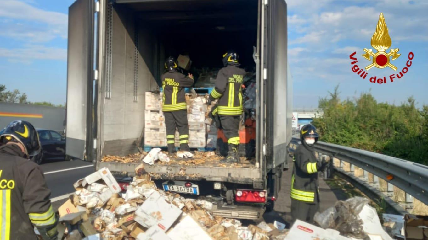 Tamponamento tra Tir, uno prende fuoco: code fino a 18 chilometri