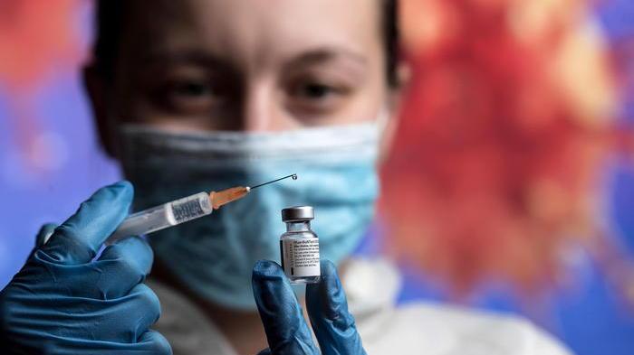 Covid, 150 sanitari sardi sospesi dal lavoro accettano di fare il vaccino 