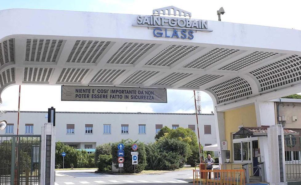 La Saint-Gobain riduce un po’ i licenziamenti, ma 11 operai rimangono alla porta