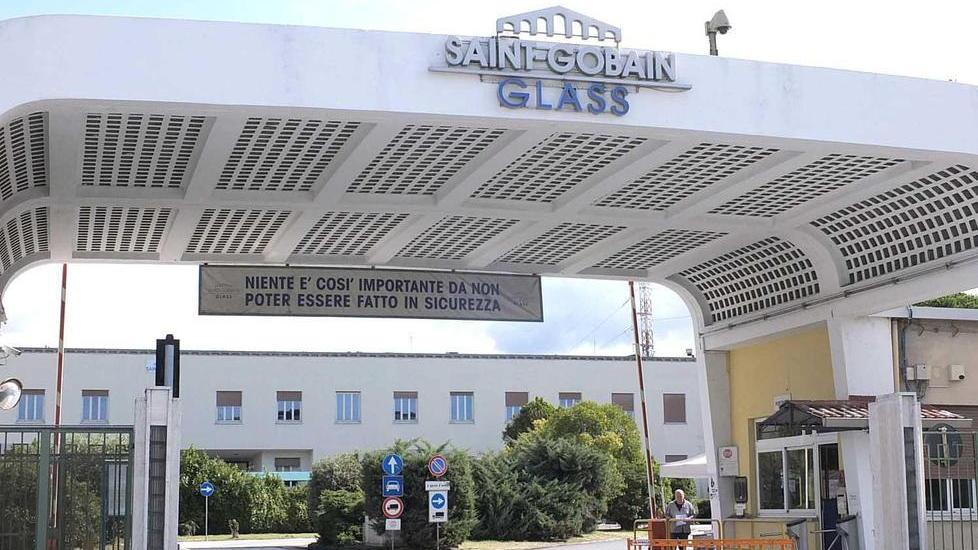 La Saint-Gobain riduce un po’ i licenziamenti, ma 11 operai rimangono alla porta
