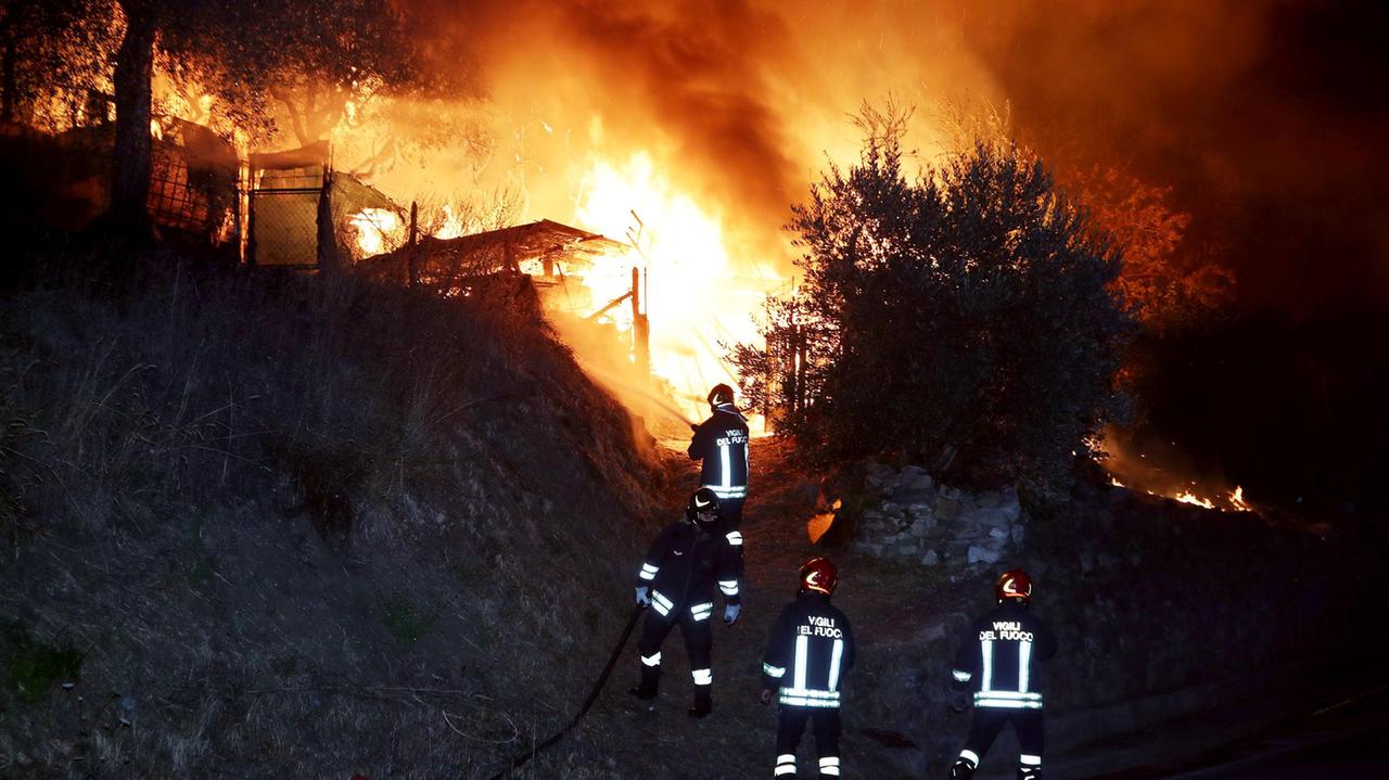 I vigili del fuoco al lavoro a Montecatini (foto Paolo Nucci)