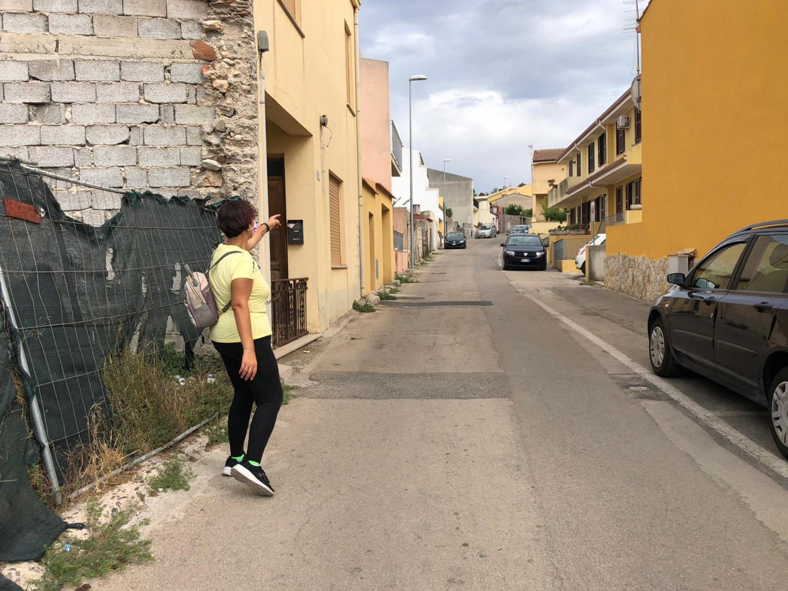 La mamma dell'undicenne mostra dove è avvenuta l'aggressione (foto Ivan Nuvoli)