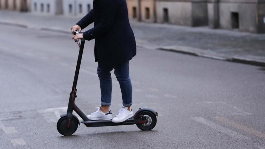 Sedicenne ruba un monopattino in via Fillungo