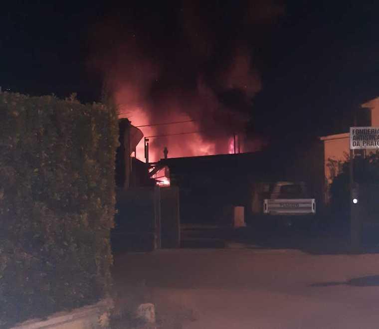 Incendio divora parte della Fonderia Da Prato 