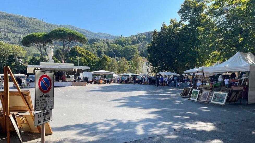 Antiquari, in 23 su 25 chiedono al Comune di tornare in centro