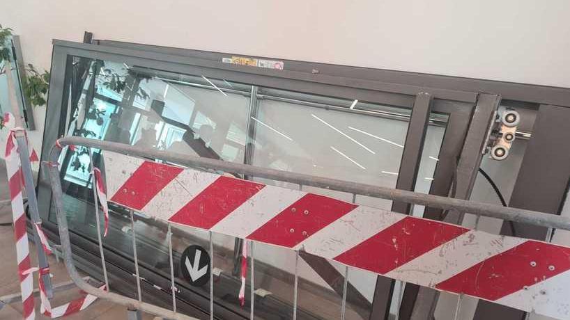 Con un carroattrezzi rubato sfondano la Coop della Rosa