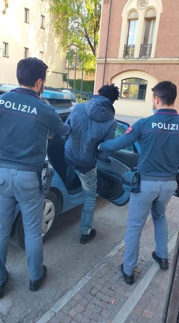 Tira fuori un coltello e minaccia i clienti 