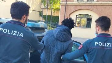 Tira fuori un coltello e minaccia i clienti
