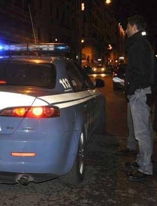 Dorme nell’androne e colpisce i poliziotti