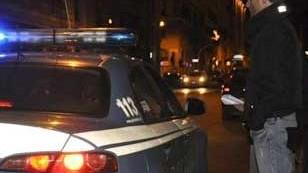 Dorme nell’androne e colpisce i poliziotti