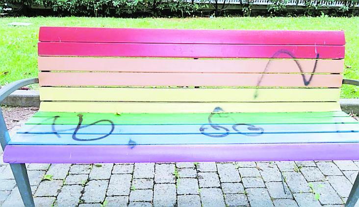Panchina arcobaleno imbrattata di notte «Non solo vandalismo»