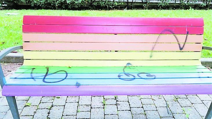 Panchina arcobaleno imbrattata di notte «Non solo vandalismo»