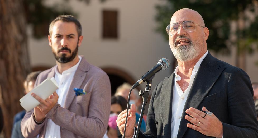 «Siamo diversi dalla destra» Bonaccini scalda la piazza 