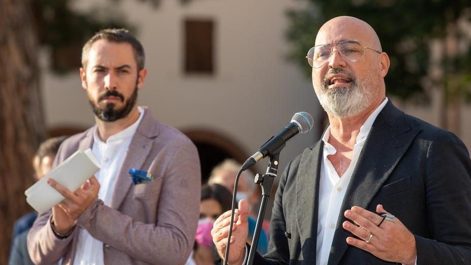 «Siamo diversi dalla destra» Bonaccini scalda la piazza