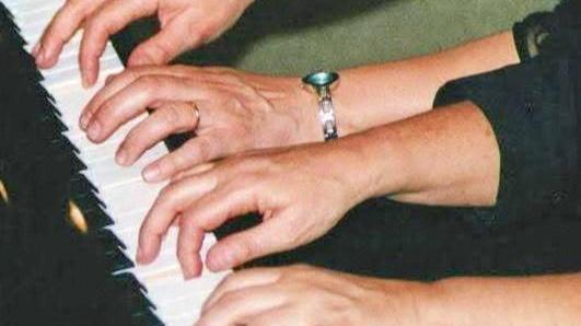 Pianoforte a sei mani nel Chiostro San Pietro