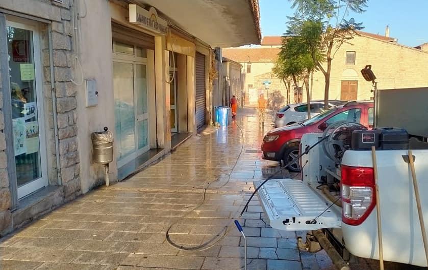 Getti d’acqua e disinfettante per pulire strade e spazi pubblici