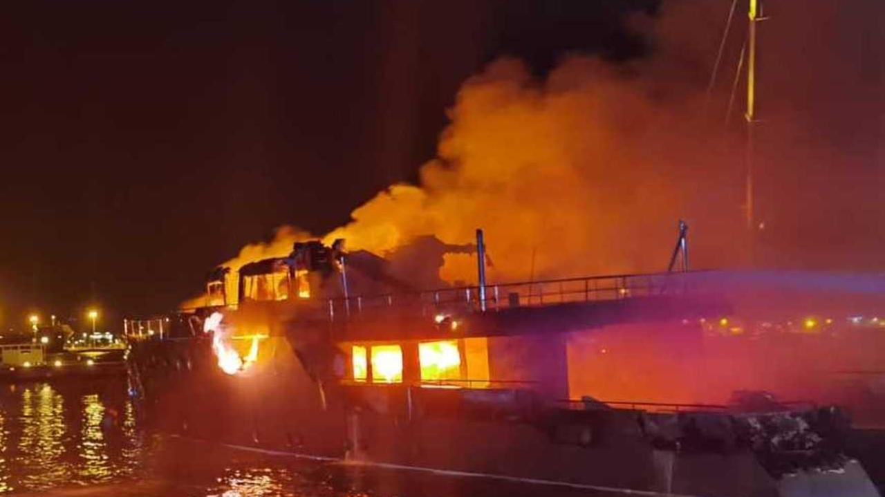 Incendio del super yacht il mare non è inquinato